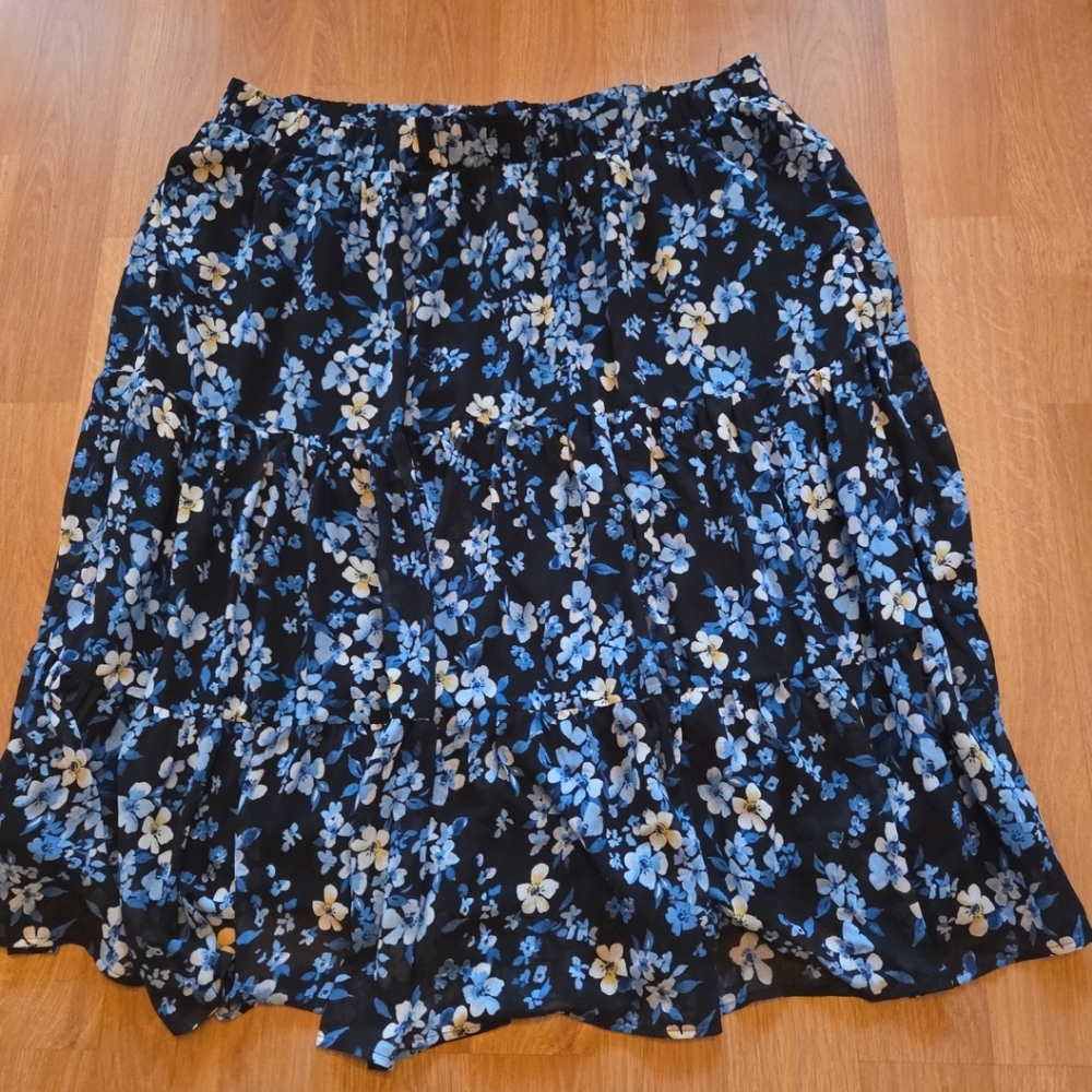 Torrid Floral Blue and White Women's Skirt Size 4 Chiffon Lined Pull On